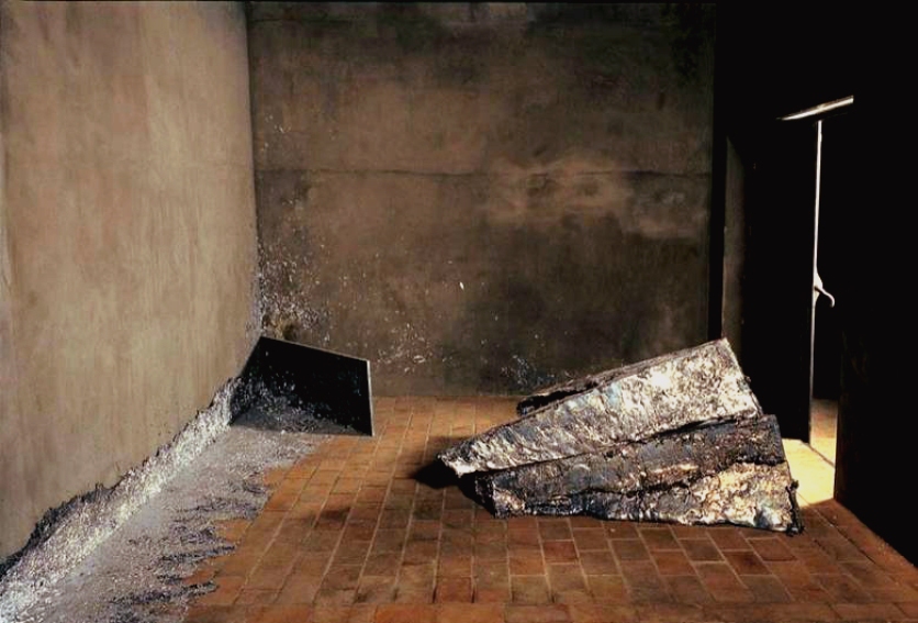 Richard Serra, Gutter Splash Two Corner Cast, 1992, lead room, 500 x 740 x 348 cm.